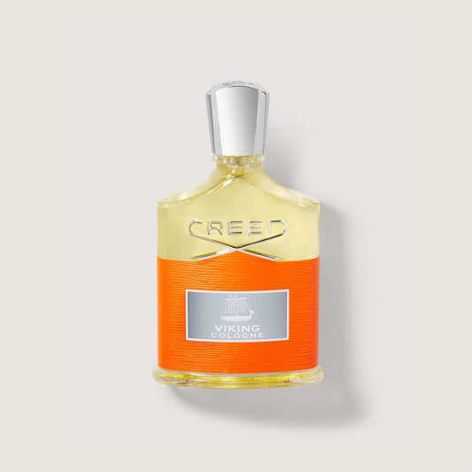Frasco de perfume Creed Viking de 100 ml en un fondo beige claro.