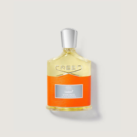 Frasco de perfume Creed Viking de 50 ml en un fondo beige claro.